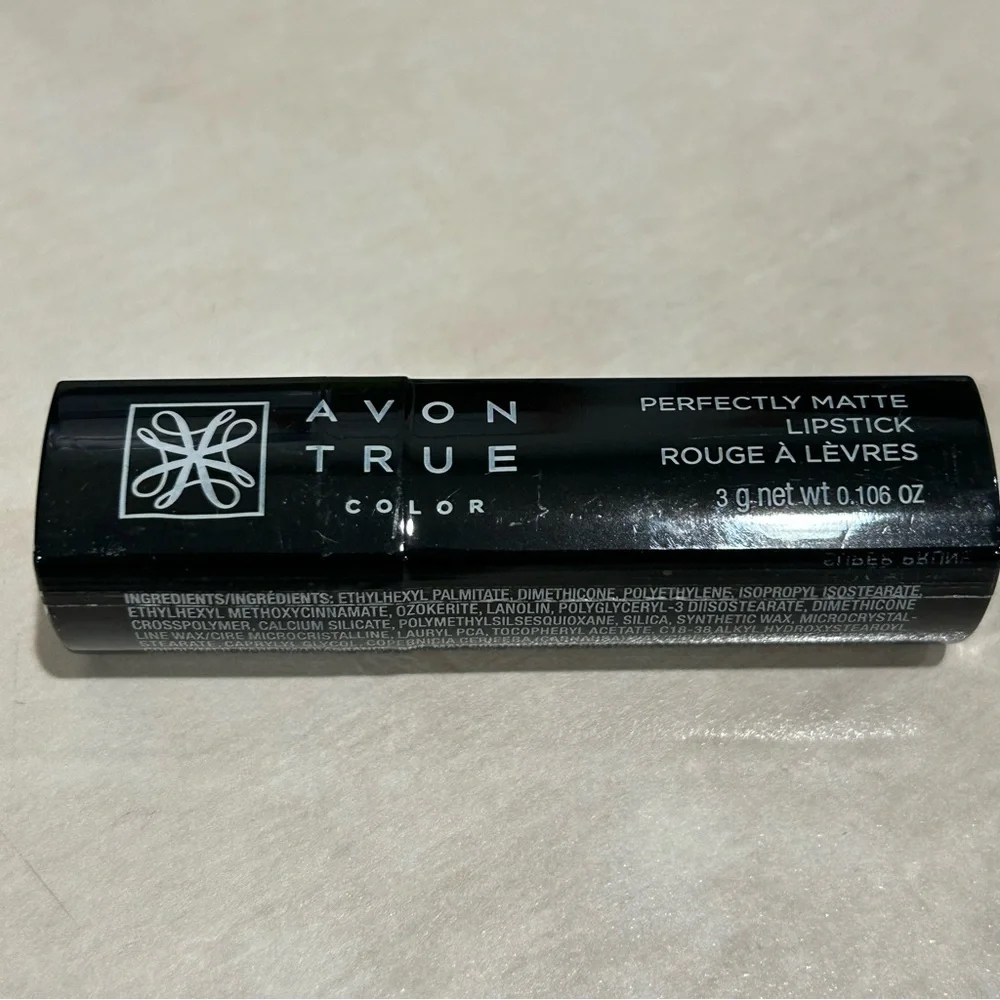 Avon True Color lipstick Perfectly Matte Hot Plum A Levres Super Prune New